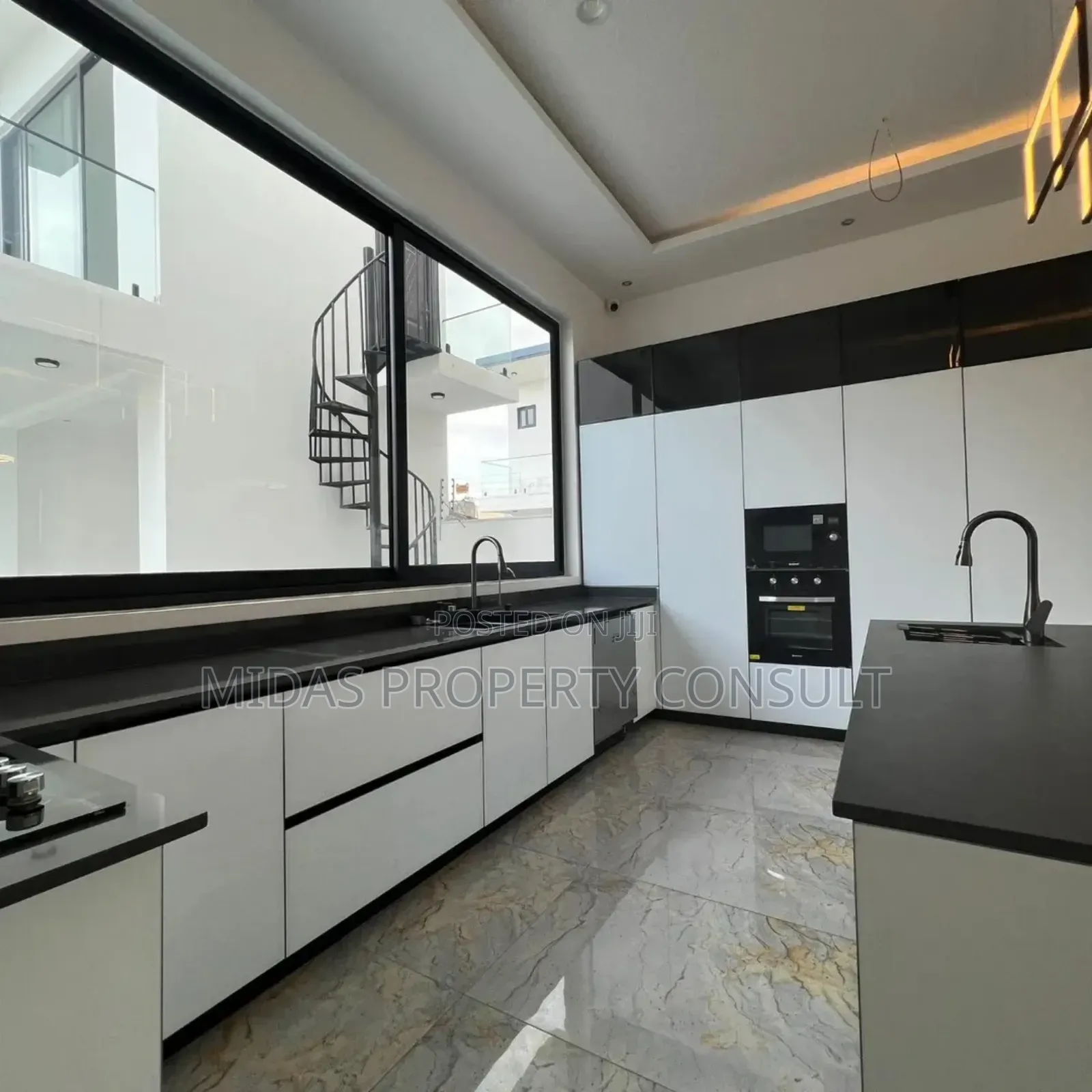 5bdrm House in East Legon for sale
