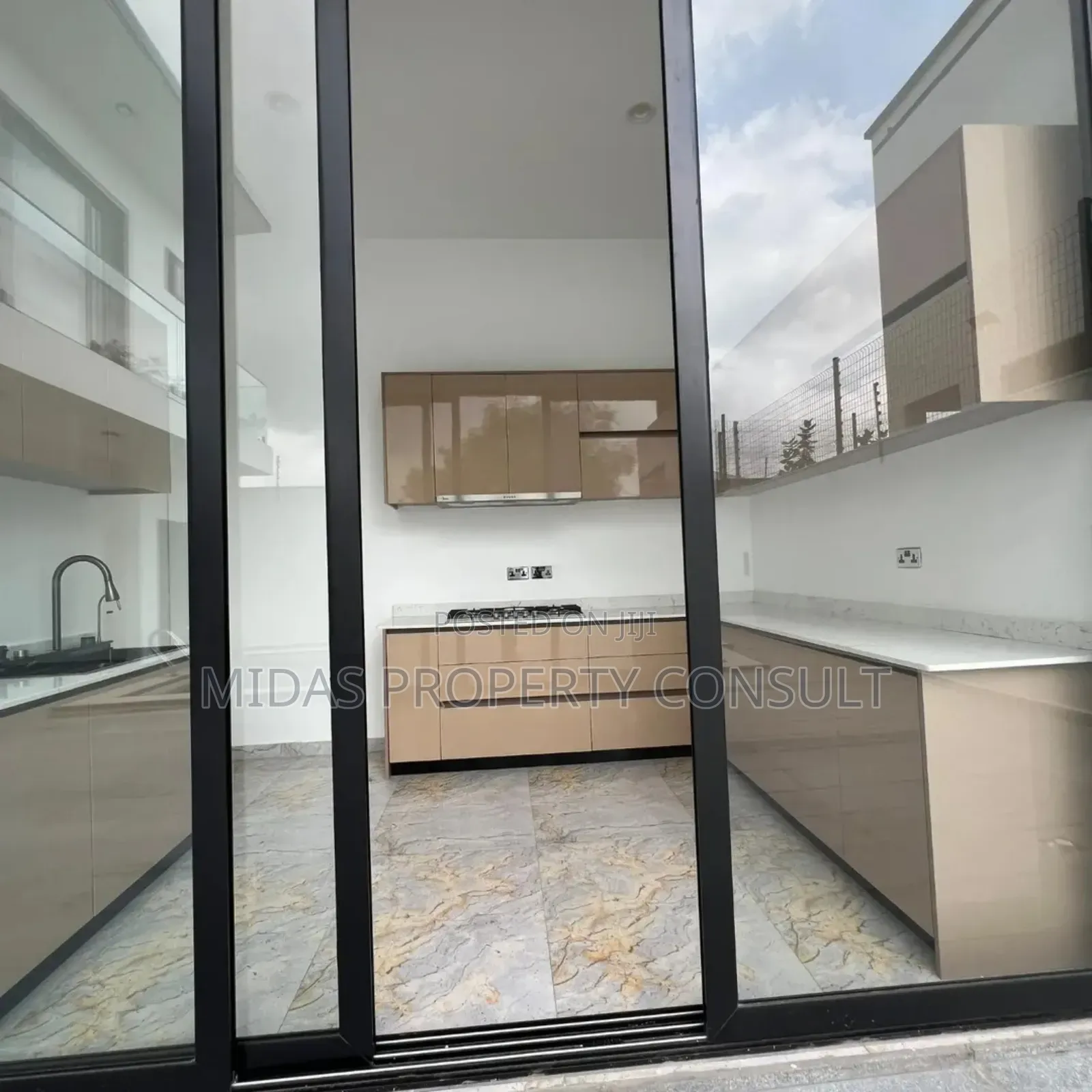 5bdrm House in East Legon for sale