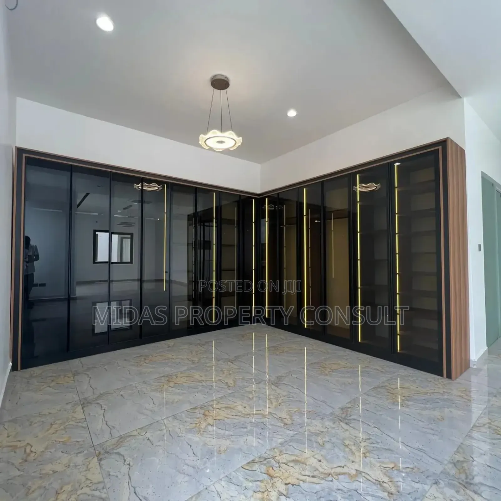 5bdrm House in East Legon for sale