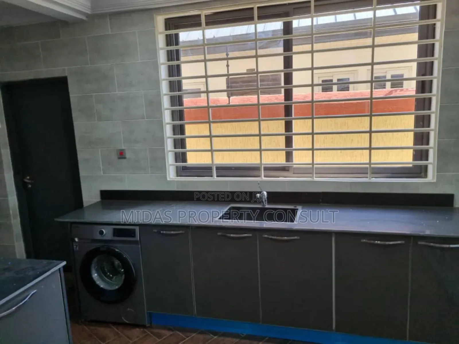 4bdrm House in Community 25, Tema Metropolitan for sale