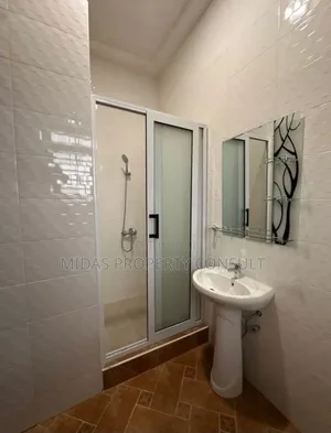 5bdrm House in Lakeside Estates for sale
