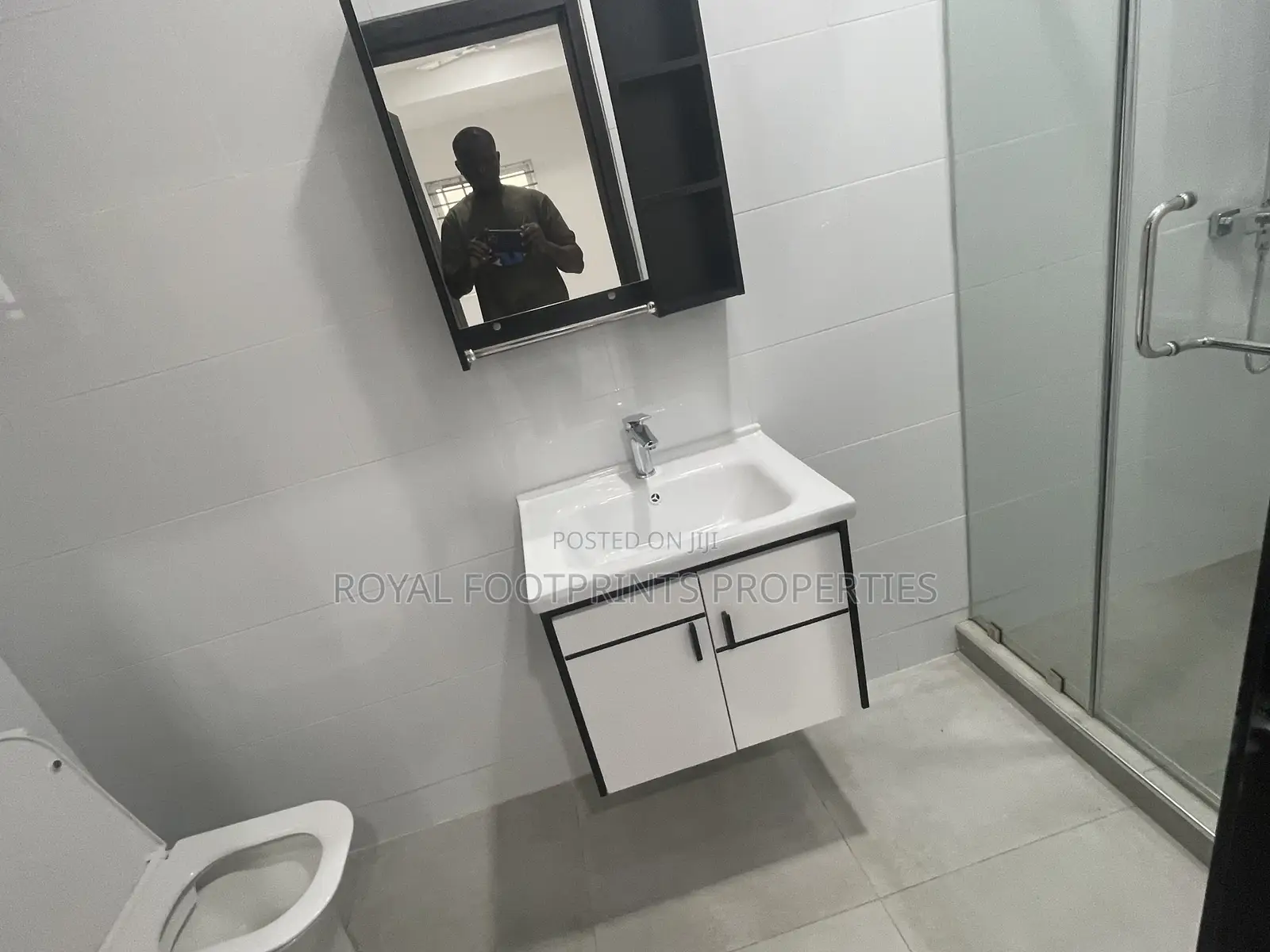 5bdrm House in Luxelooks Properties, Lake Side Estate for sale