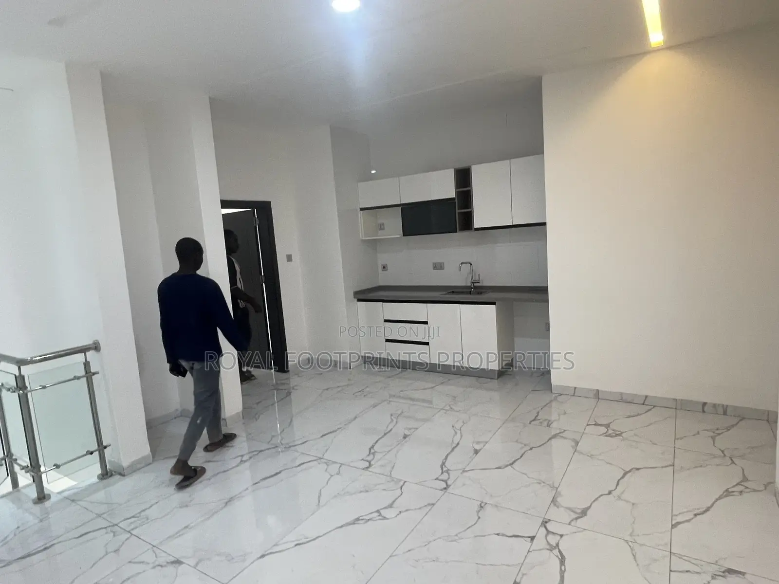 5bdrm House in Luxelooks Properties, Lake Side Estate for sale