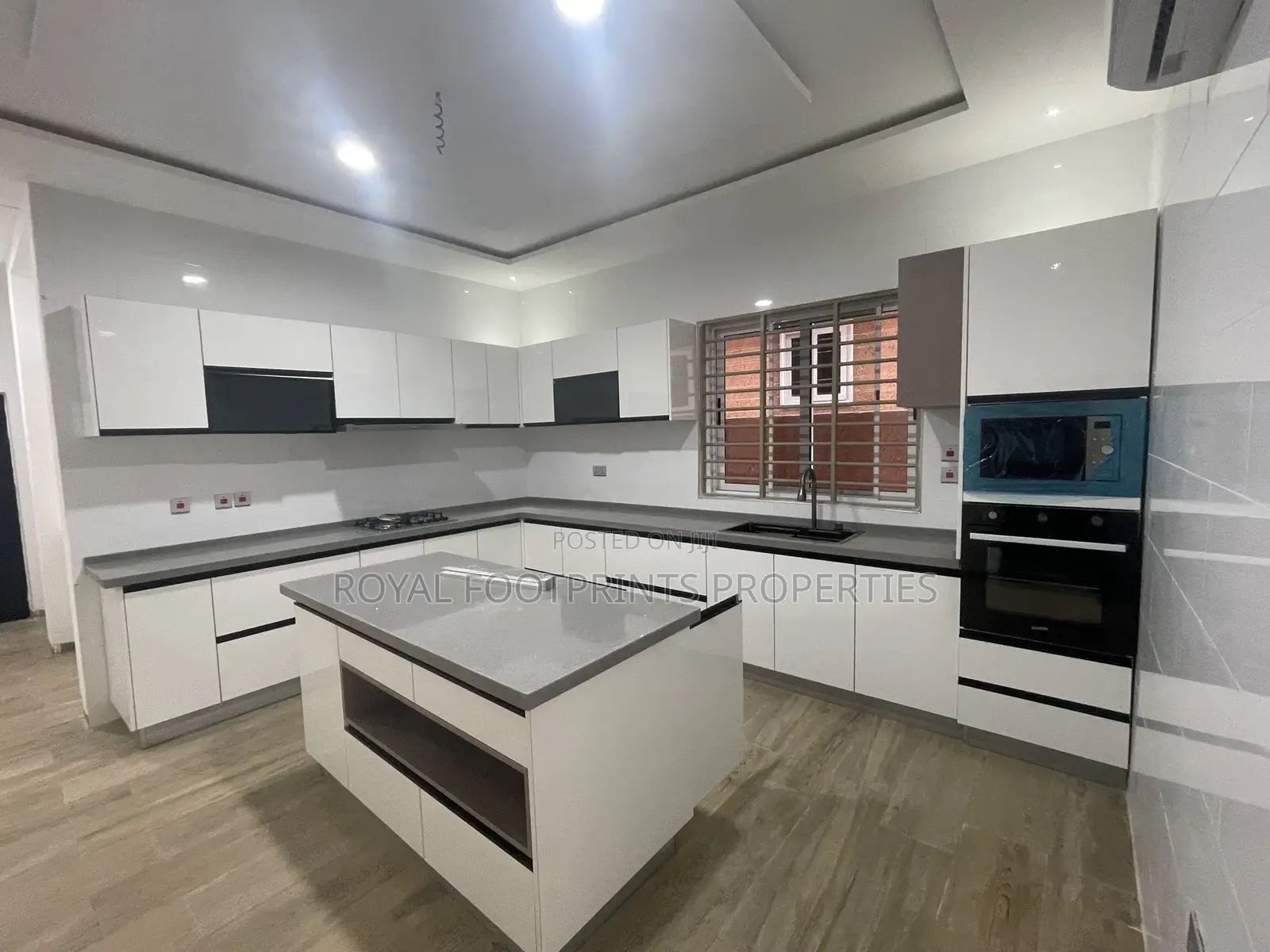 5bdrm House in Luxelooks Properties, Lake Side Estate for sale