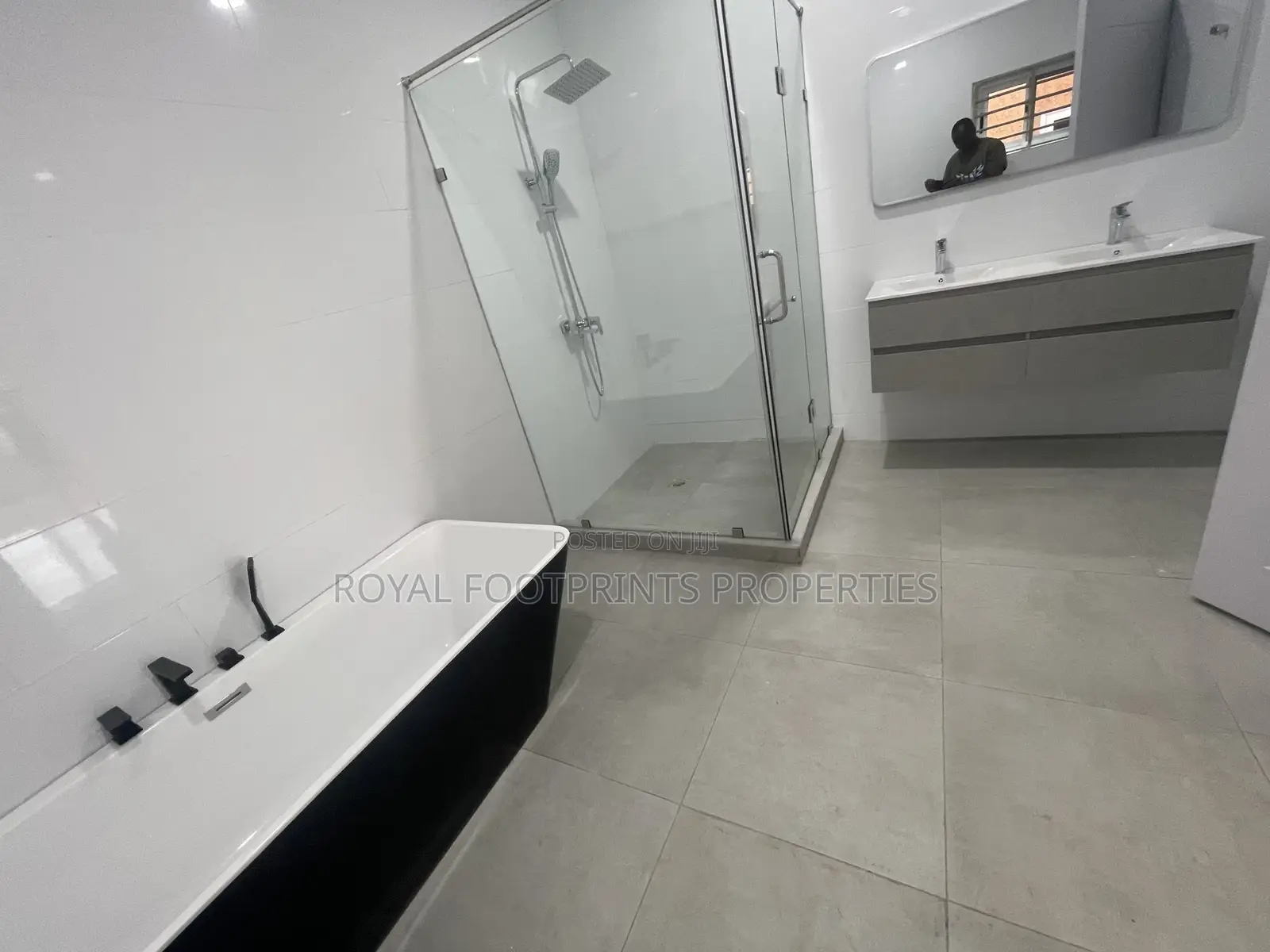5bdrm House in Luxelooks Properties, Lake Side Estate for sale