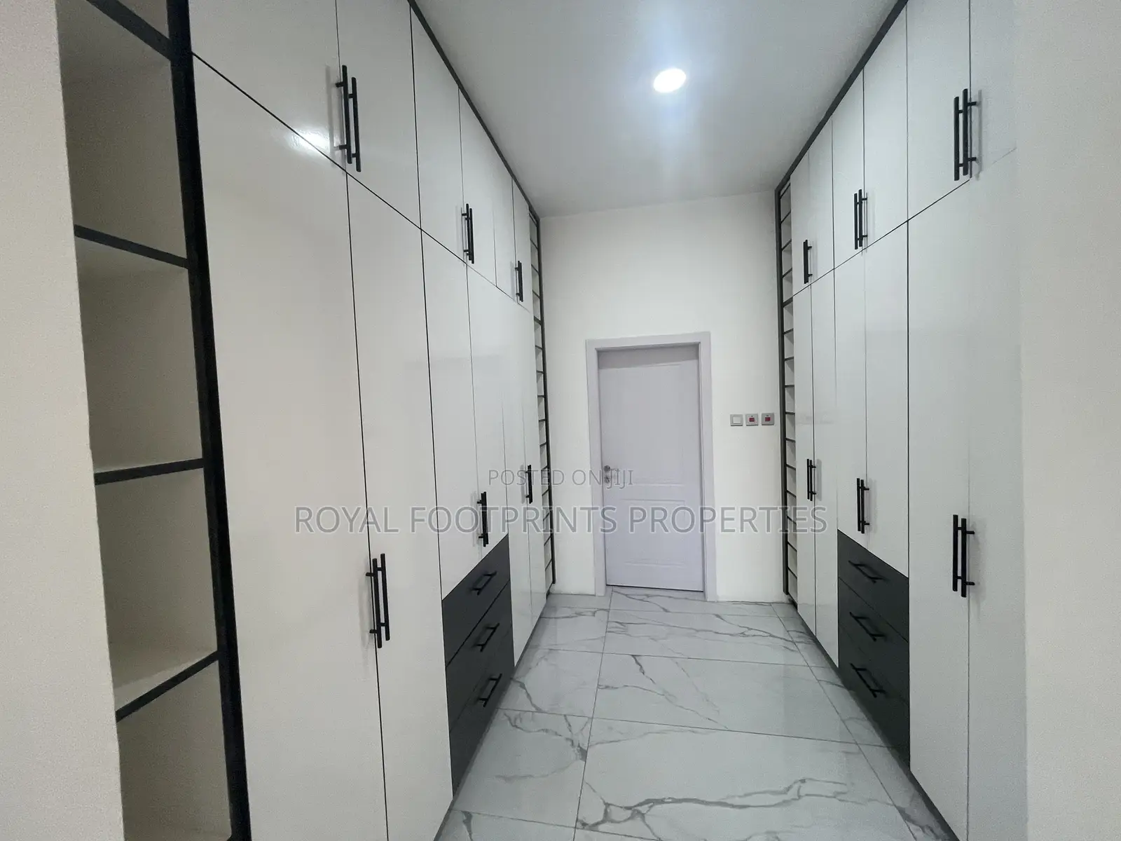 5bdrm House in Luxelooks Properties, Lake Side Estate for sale