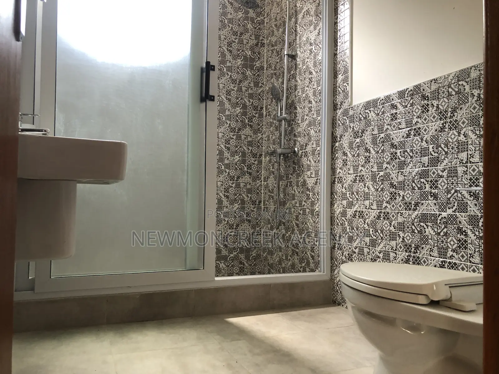 4bdrm Duplex in Ayi Mensah Park, Accra Metropolitan for sale