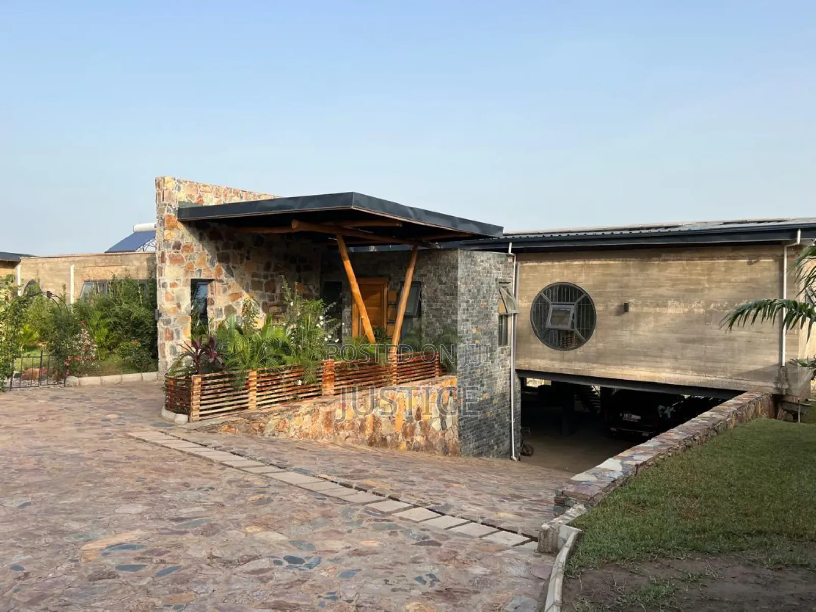 5bdrm Mansion in Aburi for sale