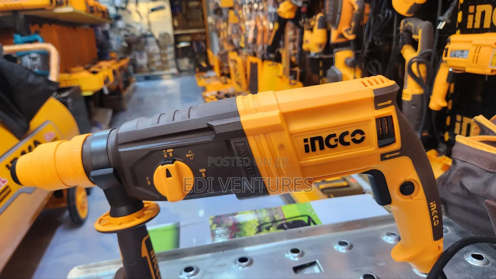 Ingco Rotary Hammer 950 Watts With Replaceable Chuck for All Bit Types