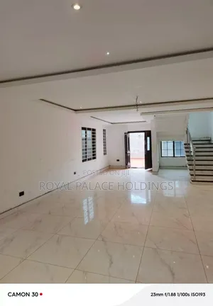 4bdrm Duplex in Adjiringanor, Adjiriganor for sale