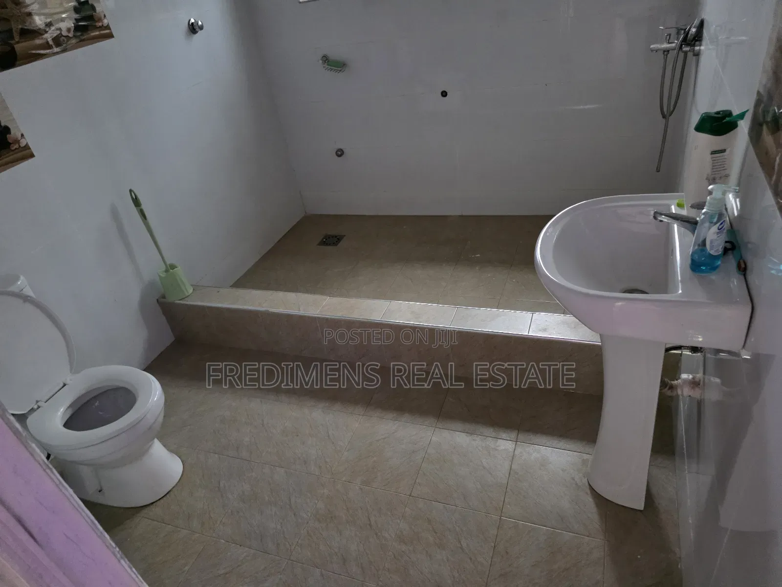4bdrm House in Fredimens Real, Atwima Kwanwoma for sale