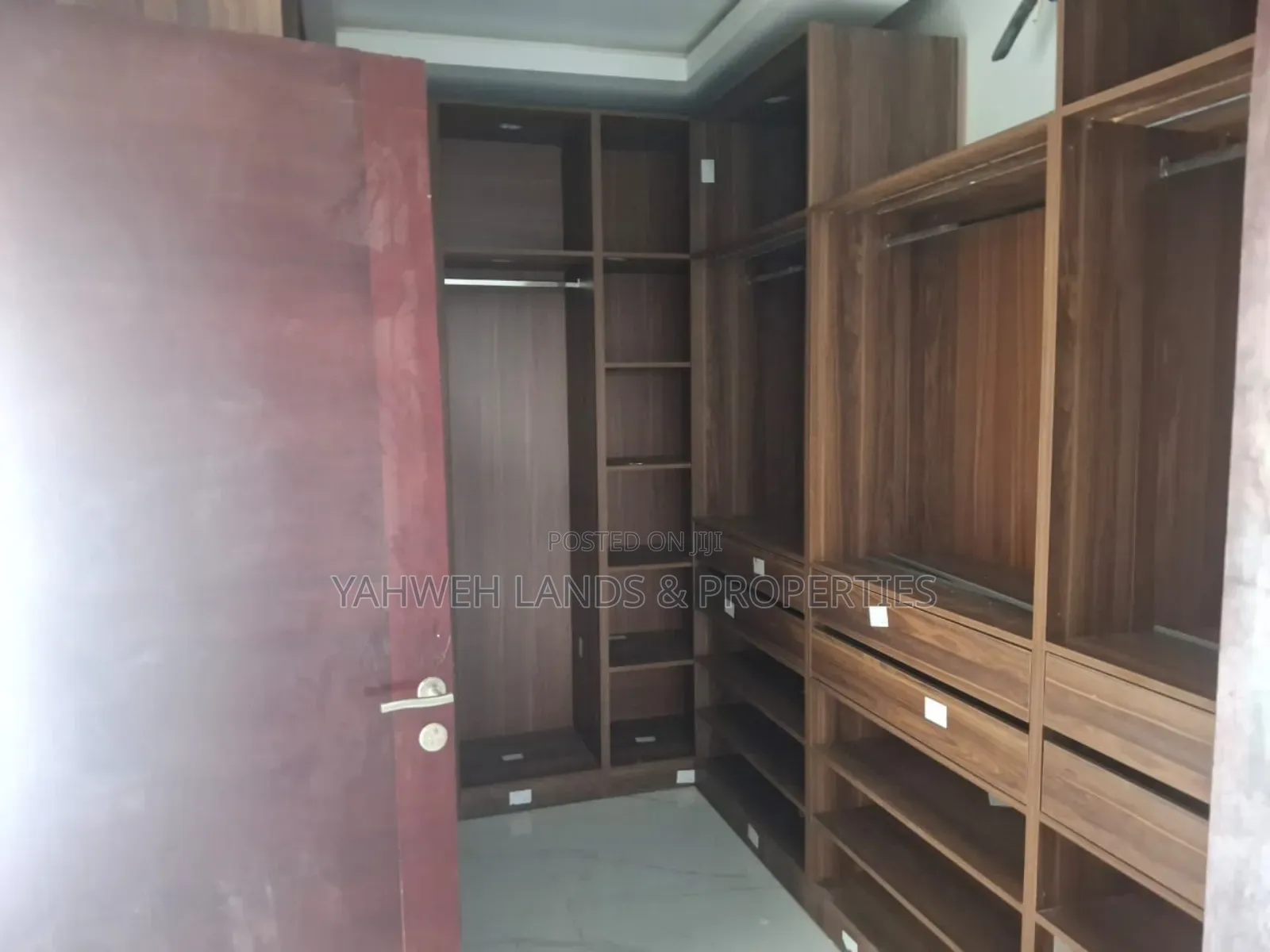6bdrm House in East Legon for sale