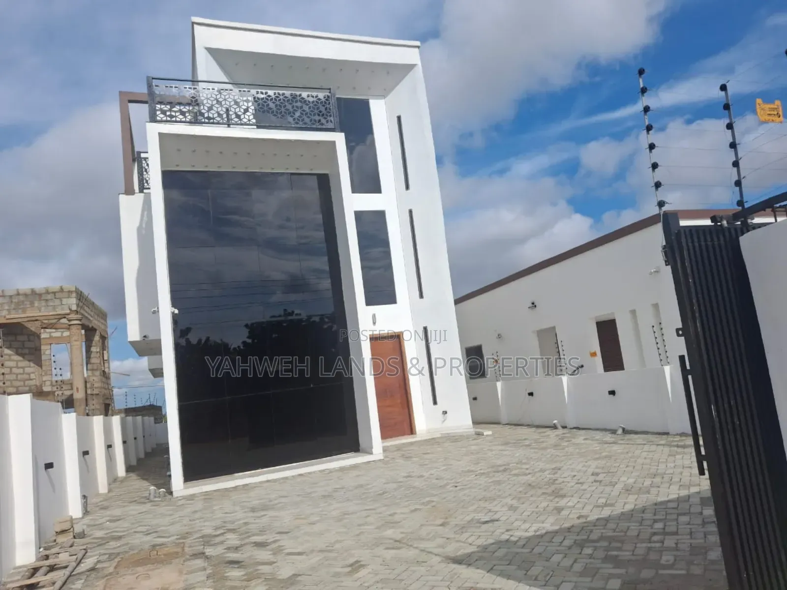6bdrm House in East Legon for sale