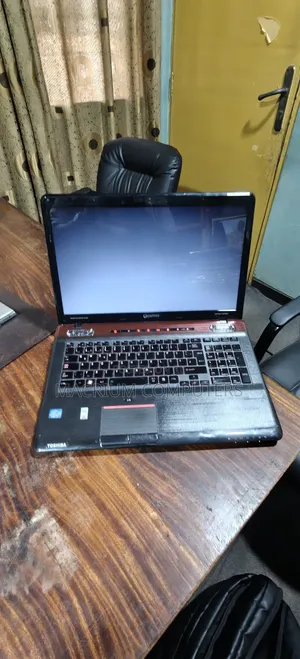 Laptop Toshiba Qosmio X775 8GB Intel Core i7 HDD 500GB