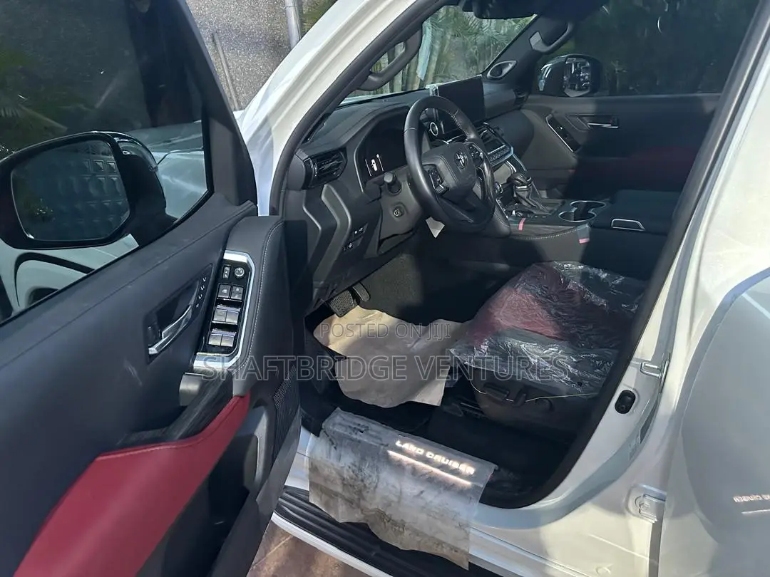 New Toyota Land Cruiser LC300 2025 White
