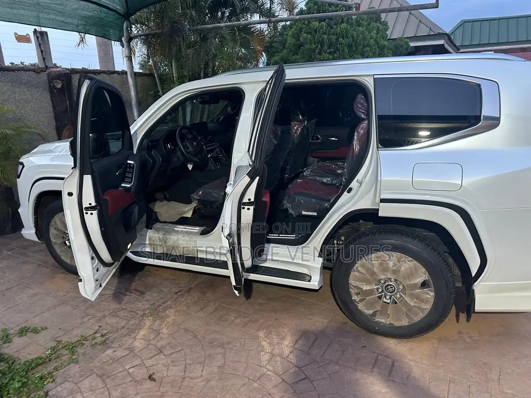 New Toyota Land Cruiser LC300 2025 White