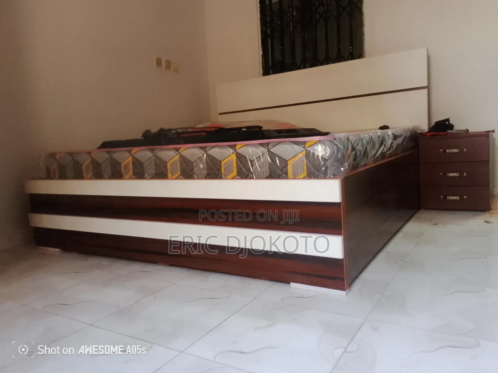 Queen Size Bed Brown and White