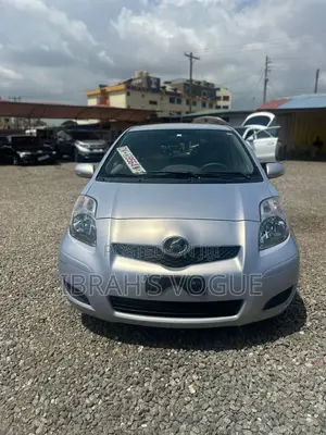 Toyota Vitz 2010 Silver