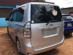 Toyota Voxy 2012 Silver