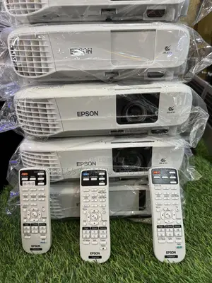 Epson Original Projector 4000 Lumen With Original Remote From Uk
