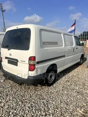 Toyota HiAce 2013 White