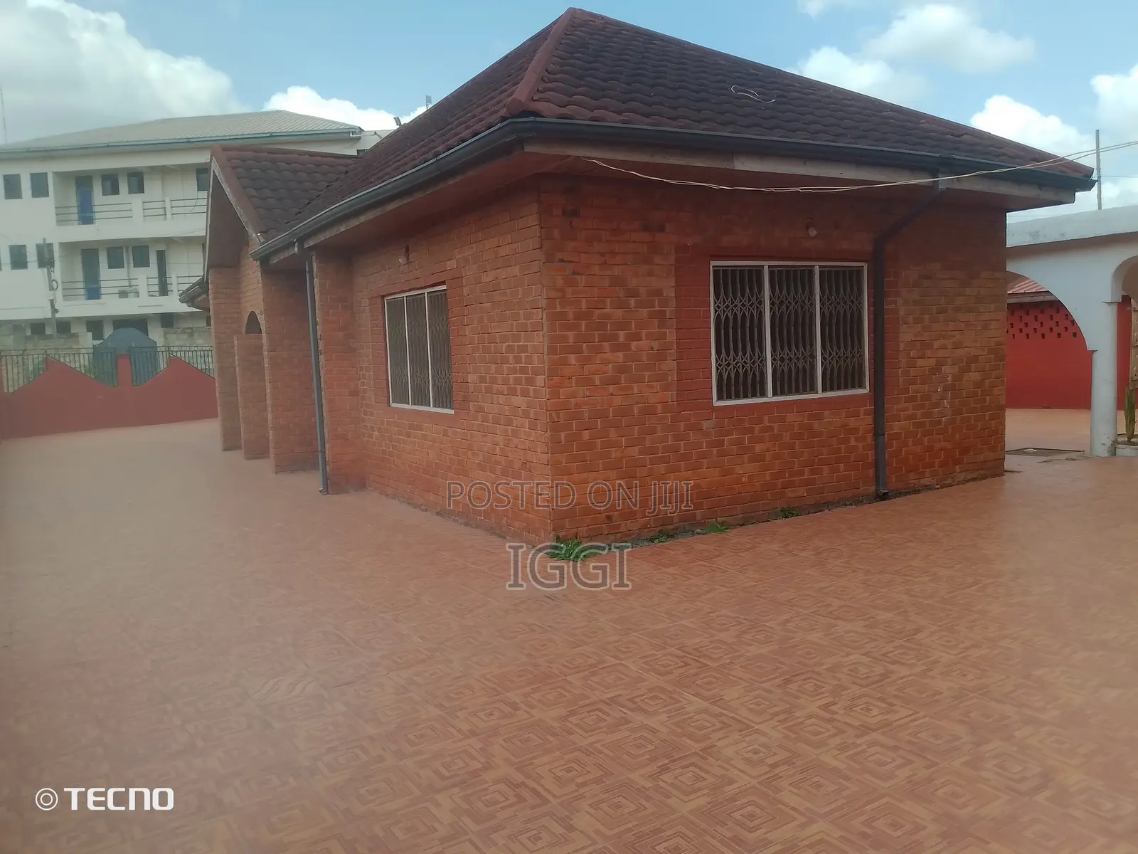 10bdrm House in Adjiriganor, Accra Metropolitan for sale