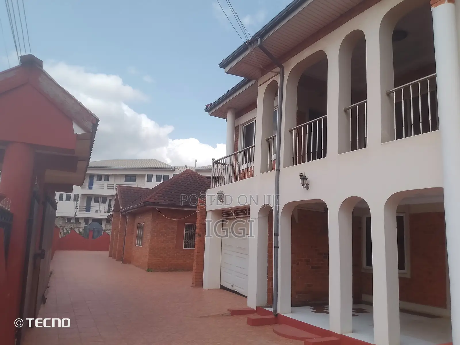 10bdrm House in Adjiriganor, Accra Metropolitan for sale