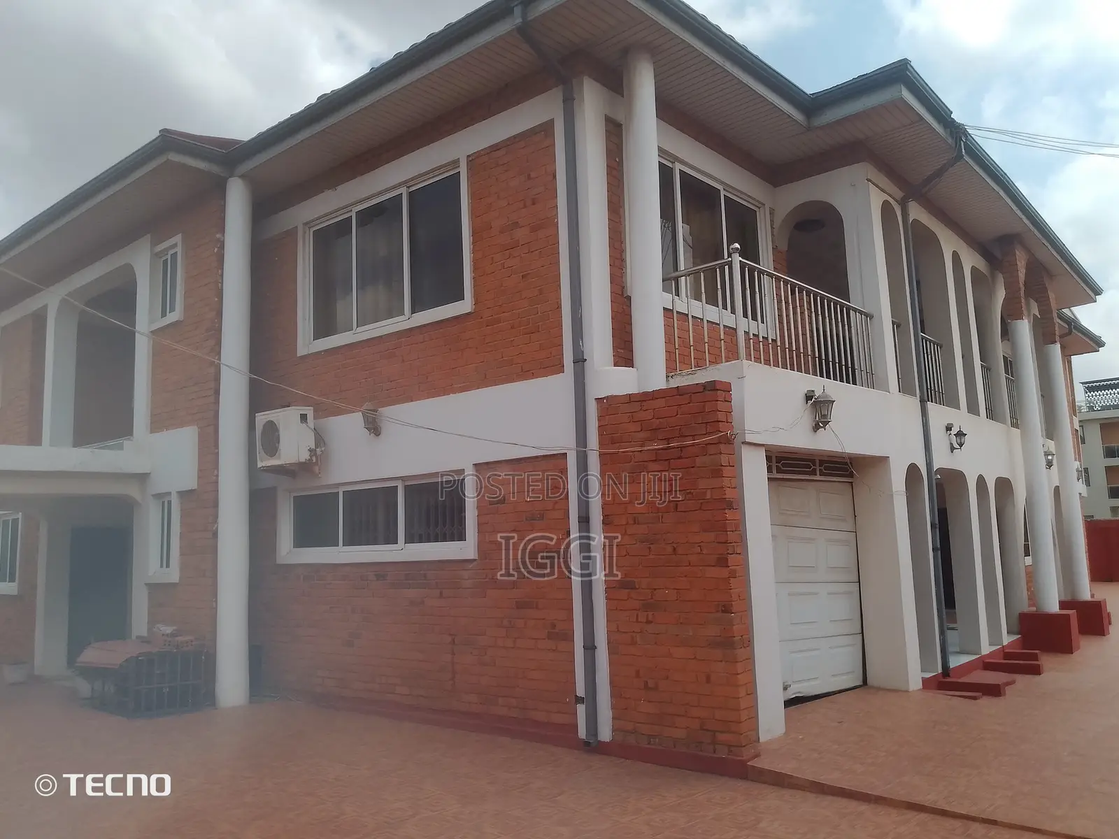 10bdrm House in Adjiriganor, Accra Metropolitan for sale