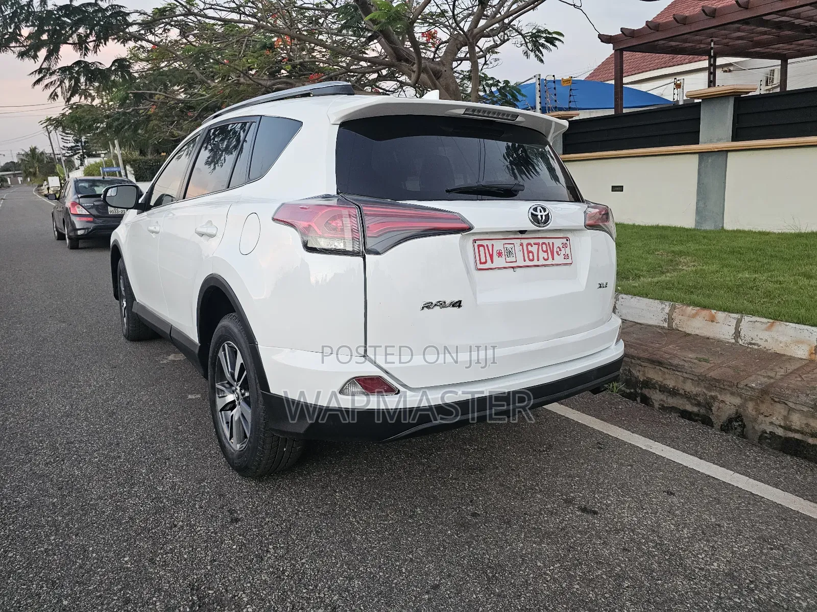 Toyota RAV4 XLE 4dr SUV AWD (2.5L 4cyl 6A) 2018 White