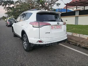 Toyota RAV4 XLE 4dr SUV AWD (2.5L 4cyl 6A) 2018 White
