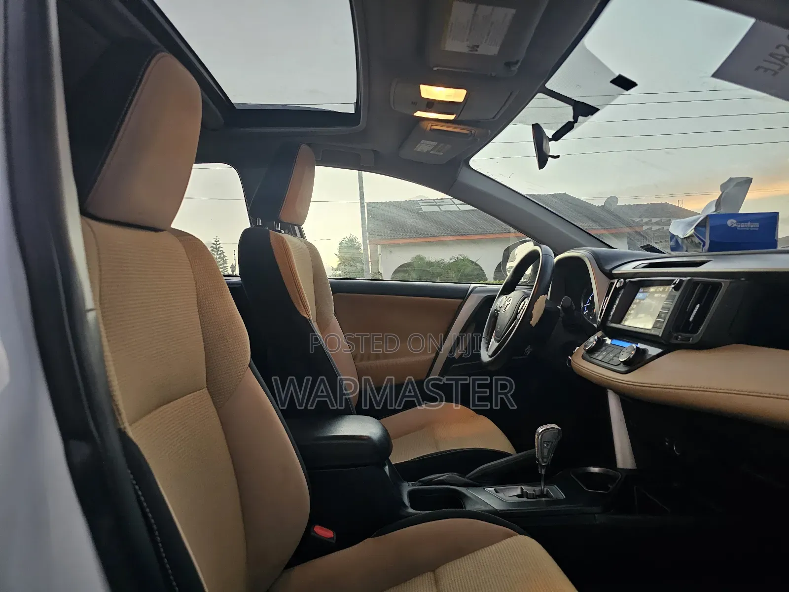 Toyota RAV4 XLE 4dr SUV AWD (2.5L 4cyl 6A) 2018 White