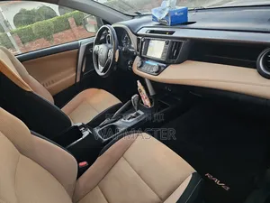 Toyota RAV4 XLE 4dr SUV AWD (2.5L 4cyl 6A) 2018 White