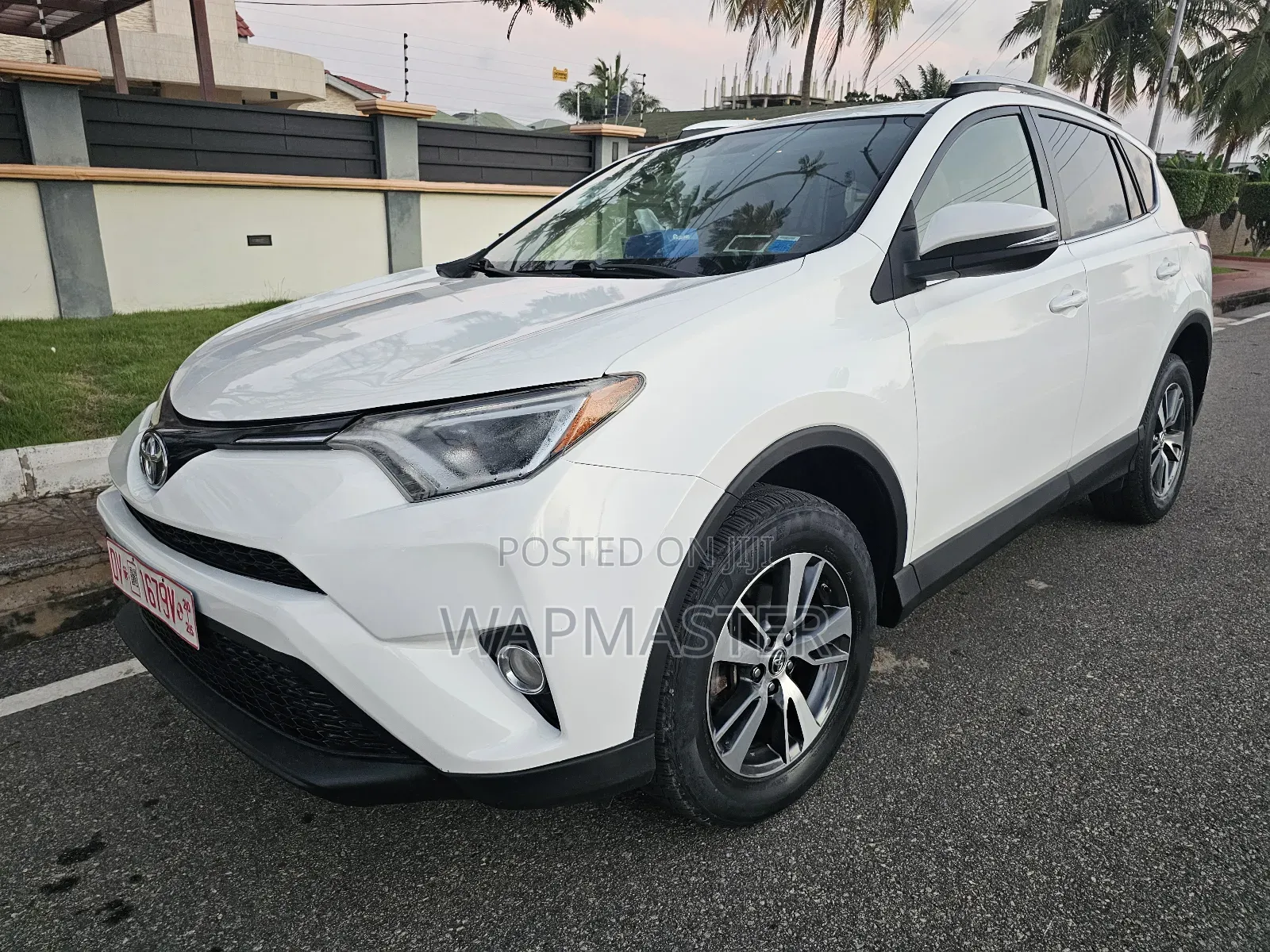 Toyota RAV4 XLE 4dr SUV AWD (2.5L 4cyl 6A) 2018 White