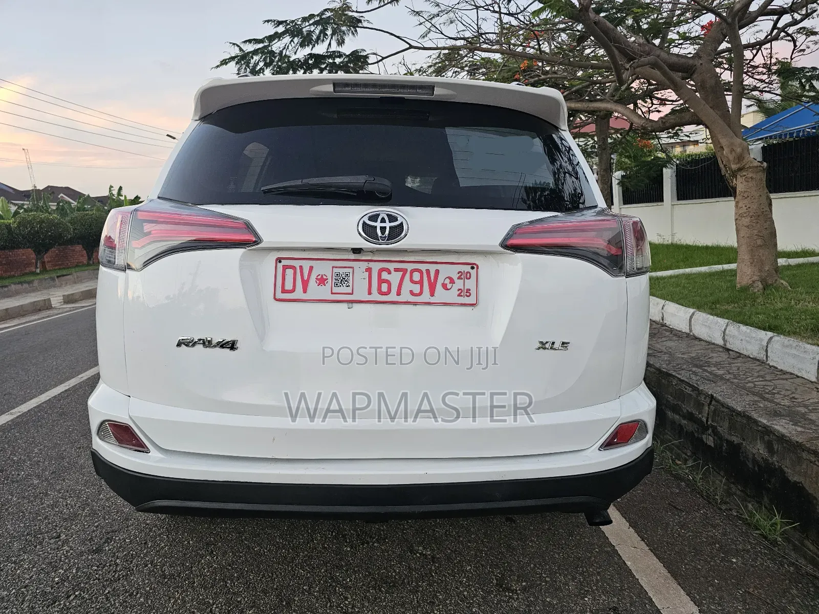 Toyota RAV4 XLE 4dr SUV AWD (2.5L 4cyl 6A) 2018 White