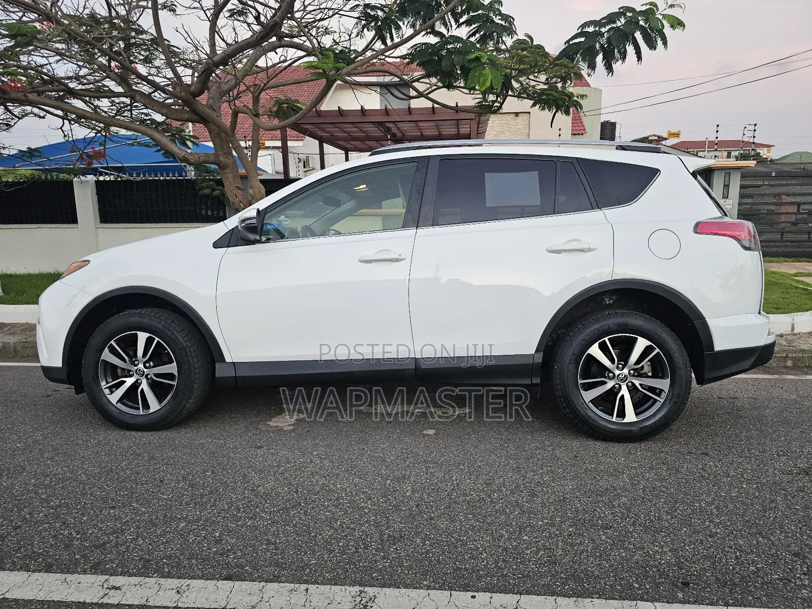 Toyota RAV4 XLE 4dr SUV AWD (2.5L 4cyl 6A) 2018 White