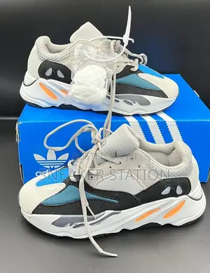 Adidas Yeezy Boost 700