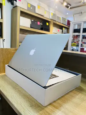 New Laptop Apple MacBook Pro 2015 16GB Intel Core I7 SSD 256GB
