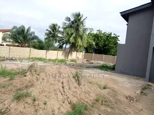 Storey Building With 4 Stores on 1 1/2 Plots