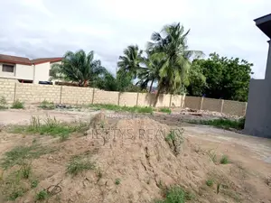 Storey Building With 4 Stores on 1 1/2 Plots