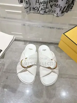 Fendi Feel Knot Leather Slide Sandals / Slippers