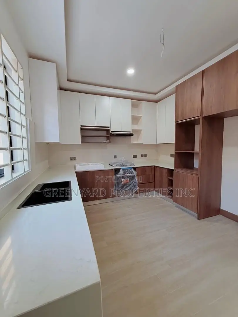 4bdrm House in Sakumono, Spintex for sale