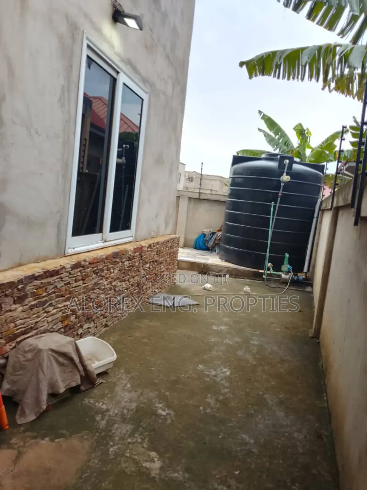 9bdrm House in Self Compound House, Oyibi for sale