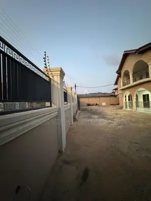 7bdrm Duplex in West Hills Mall Area for rent