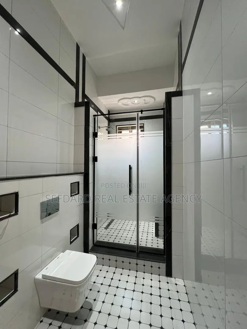 5bdrm Mansion in East Legon for sale