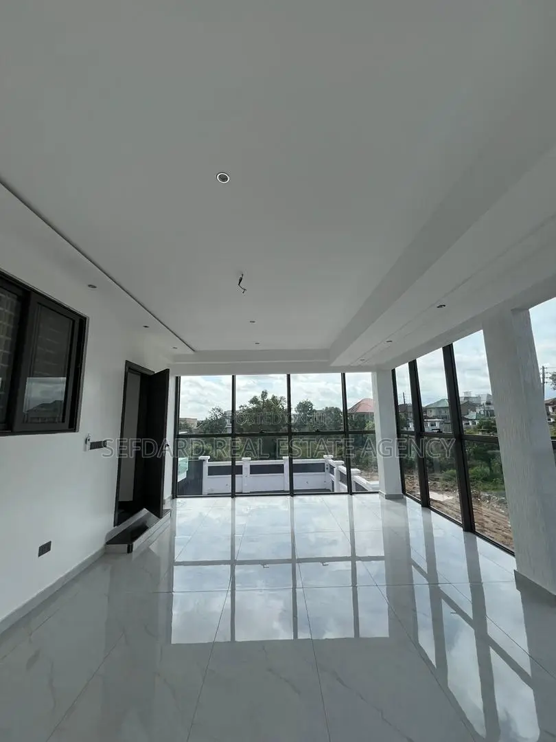 5bdrm Mansion in East Legon for sale