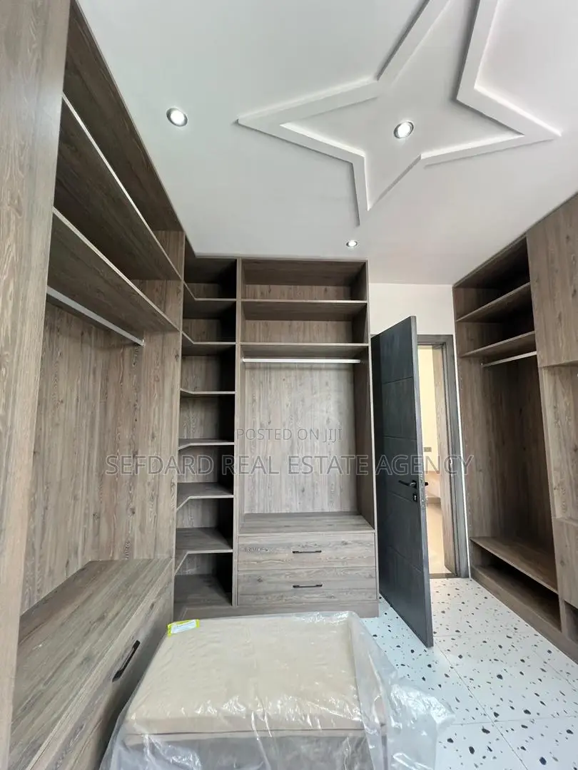 5bdrm Mansion in East Legon for sale