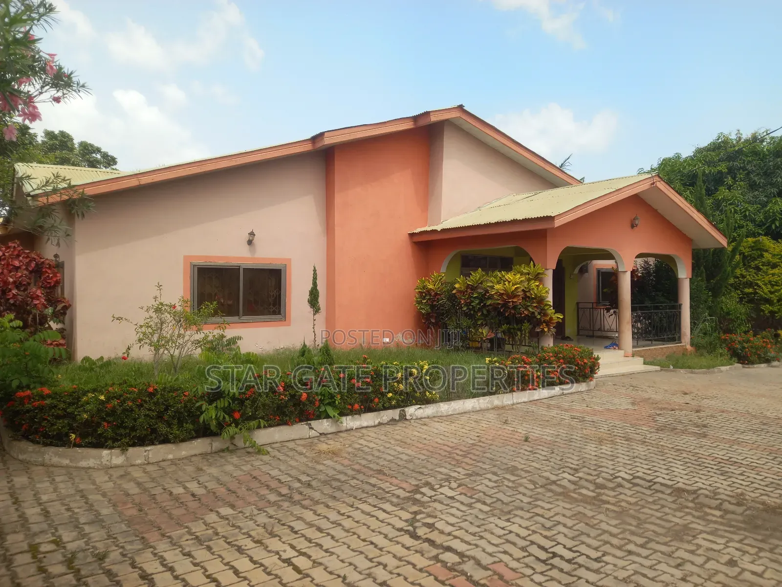 6bdrm House in Parkoso, Kumasi Metropolitan for sale