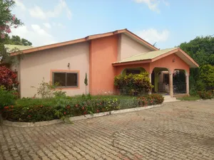 6bdrm House in Parkoso, Kumasi Metropolitan for sale