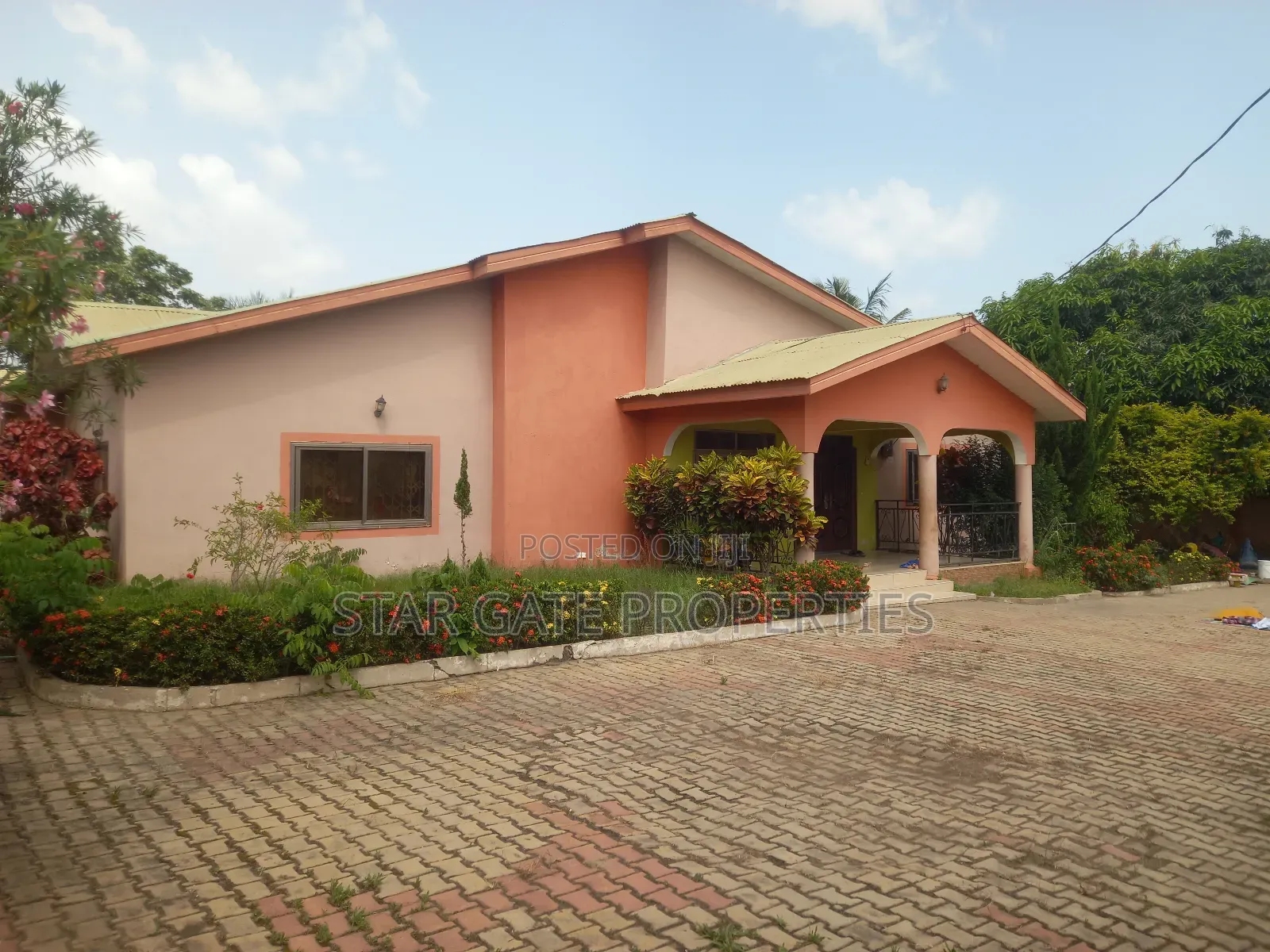 6bdrm House in Parkoso, Kumasi Metropolitan for sale