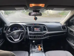 Toyota Highlander LE 4x4 V6 (3.5L 6cyl 8A) 2018 Gray